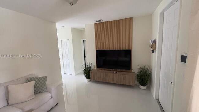 Building Photo - 949 NE 42nd Ave Rental