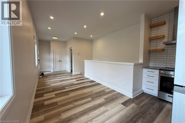 Photo - 261 Belmont Ave W