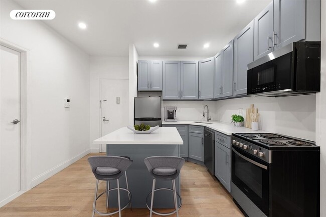 Photo - 447 W 47th St