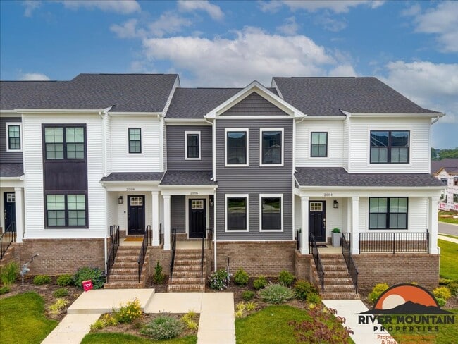 Building Photo - Charming Townhome with Garage and Bonus Room