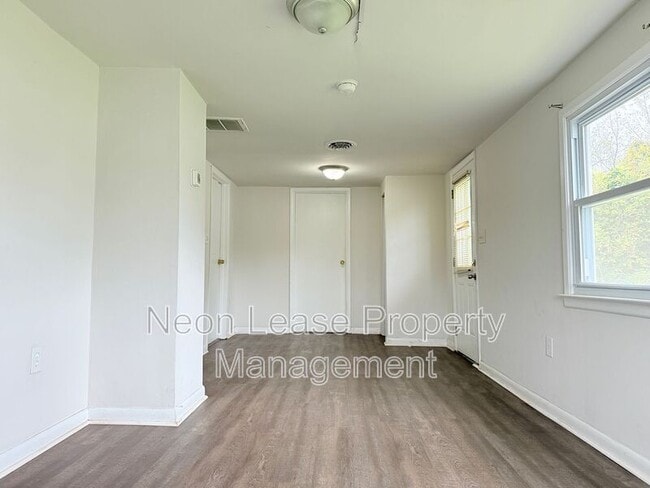 Photo - 745 Clarence St