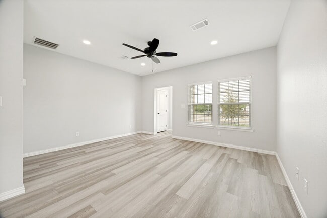 Photo - "Charming 3-Bed Home with Granite Elegance on East Pecan Street, Sherman, TX!"