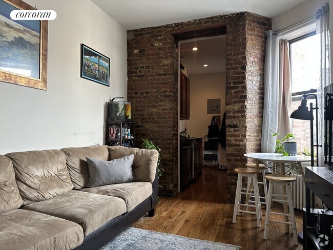 Building Photo - 215 E 4th St Rental
