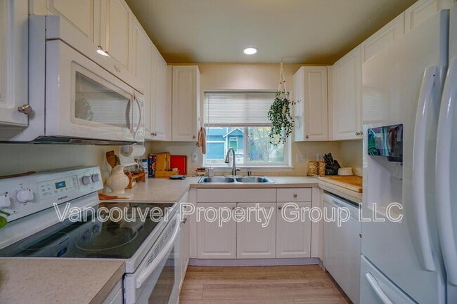 Photo - 6001 NE 33rd Cir