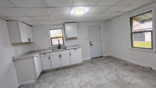 Building Photo - Robb Ave W 221-225 Unit 225 W Robb Ave "MET Accepted"