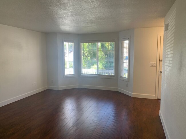 Photo - ***Newly Renovated Spacious and Bright 3 B...