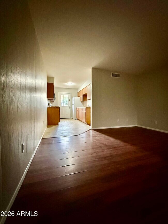 Photo - 825 E 5th St