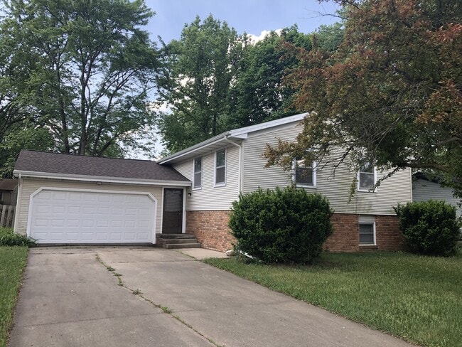 Building Photo - 4-Bedroom, 2-Bath in Normal Rental