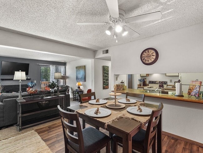Cocina y comedor - The Retreat at Woodridge Apartments