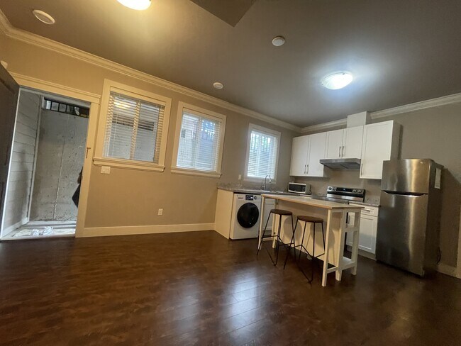 Photo - 16323-1626A 26a Ave