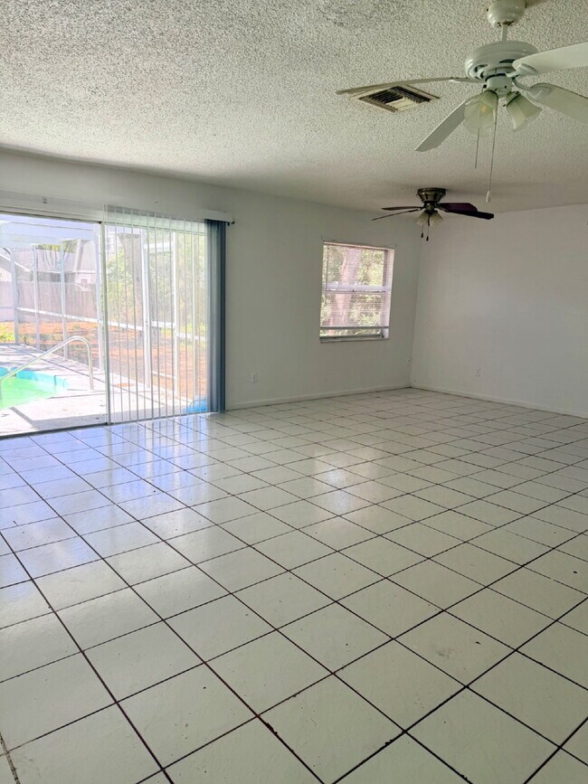 Photo - Large 3 Bedroom, 2 Bathroom, Pool Home For Rent.