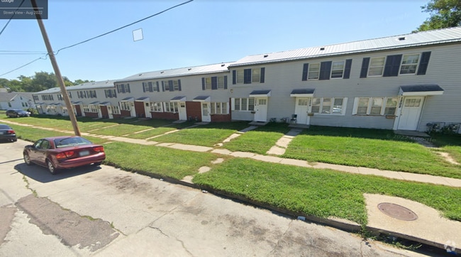 Building Photo - $900 - 2 Bedroom 1 Bathroom Townhome