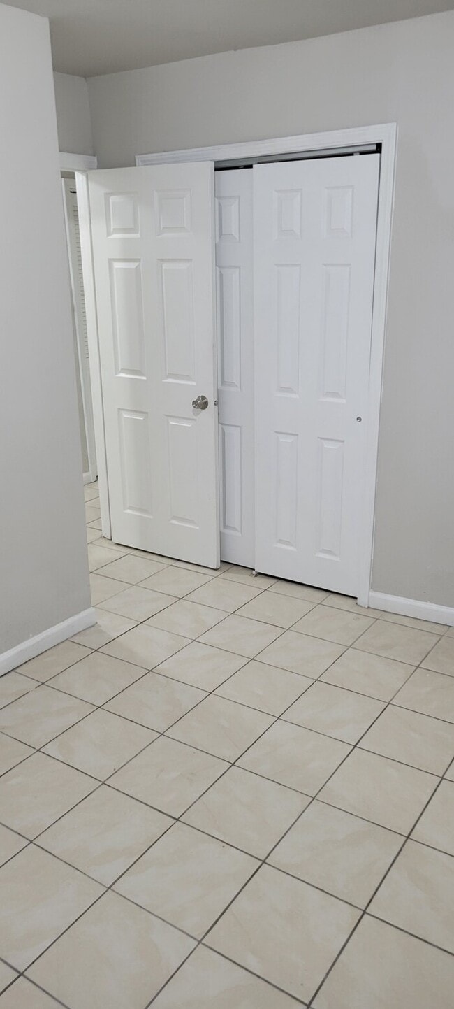 Photo - 1043 Mount St