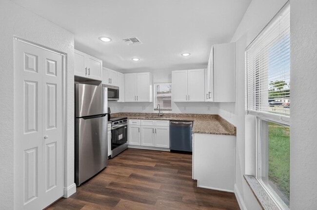Photo - 728 Henry Rd