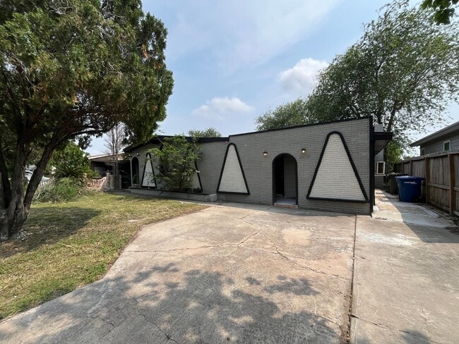 Building Photo - 3309 Mahan Dr