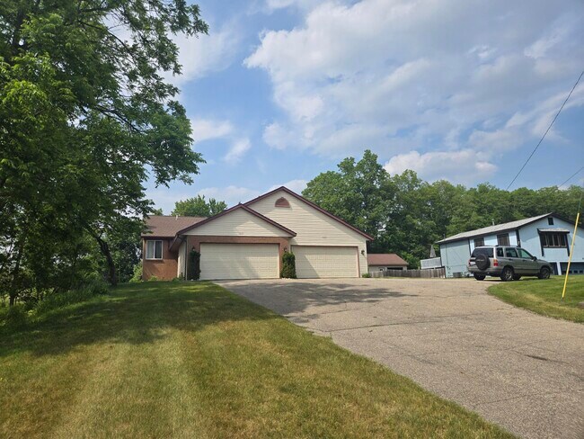 Photo - 1623 Lamberton Lake Dr NE