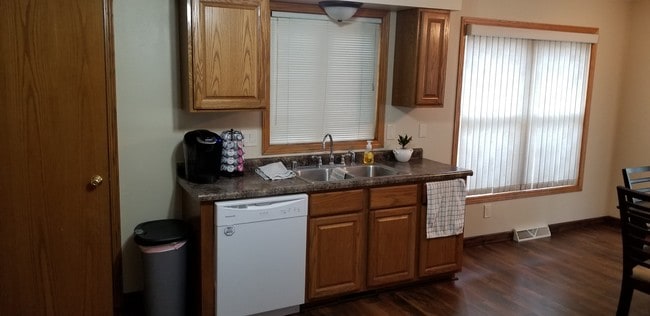 Photo - 475 Overland Trl