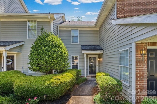 Building Photo - 2920 Iron Gate Ln