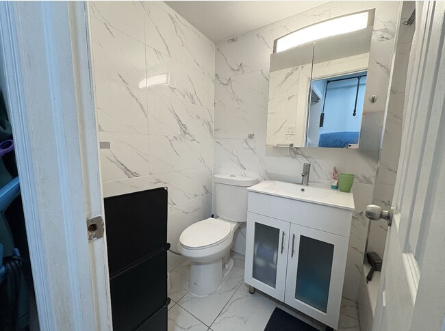 Baño remodelado - 6115 97th St Unidad Studio apt #15P