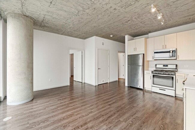 Building Photo - 635 S Clark St