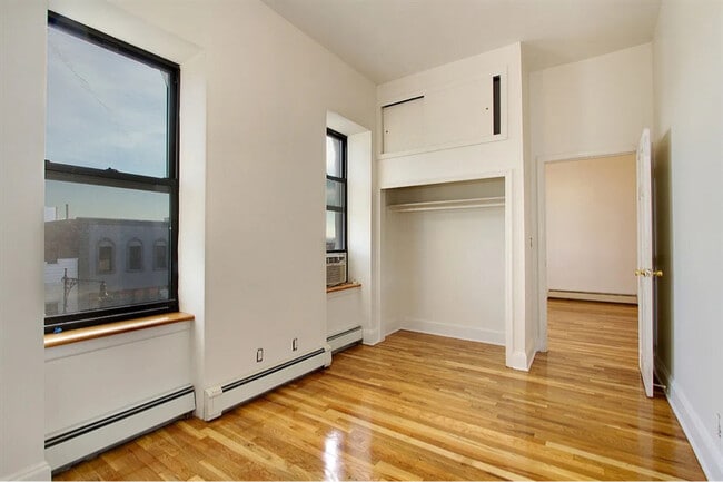 Photo - 31-48 Steinway St