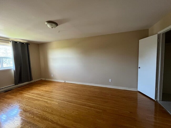 2nd Large Bedroom - 70 Hucknall Rd