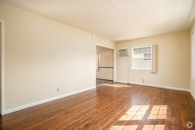 1BR, 1BA - 450SF - Living Room - 1905-1909 W. Alameda Unit 1909A