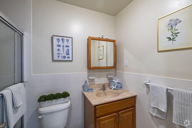2BR, 2BA - 1,190SF - Bathroom