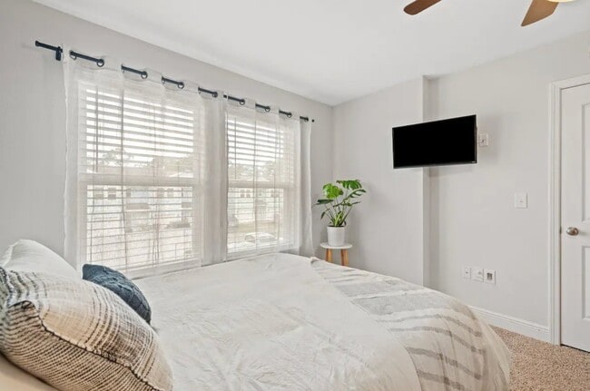 Photo - 1884 Pointe Dr
