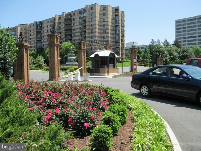 Building Photo - 8360 Greensboro Dr Unit 208