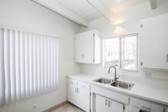 Photo - 1718 S Bundy Dr