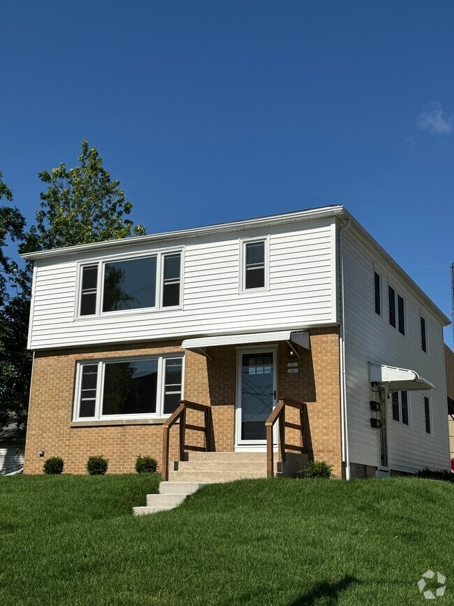 Building Photo - 2883 S Linebarger Ter Unit 2881 Rental