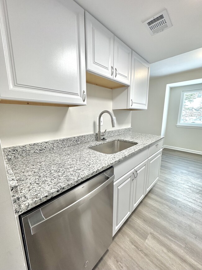 granite countertop, stainless steel sink & dishwahser - 19649 Club Lake Rd Casa Adosada