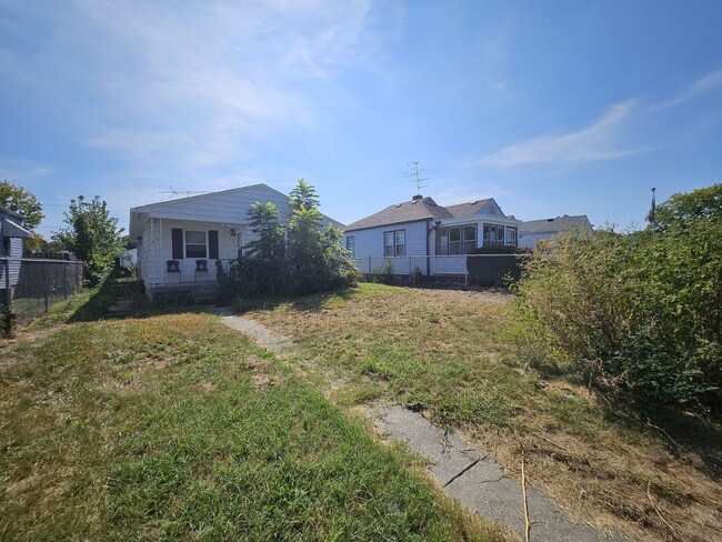 Building Photo - 1837 E Legrande Ave Rental