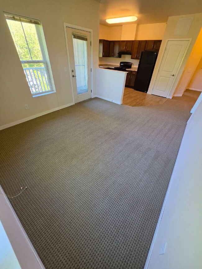 2 Bedroom | 1 Bathroom 2nd Floor Apartment Available OCTOBER 1ST!