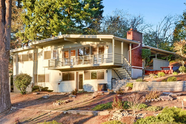 Building Photo - Hillside Bellevue Home w/ Lake Views!