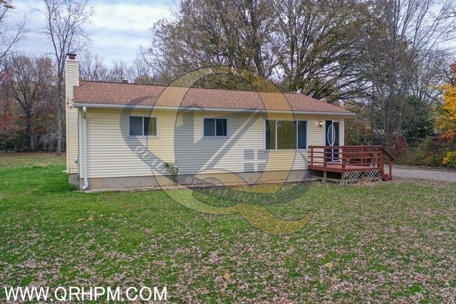 Building Photo - 3 bedroom, 1.5 baths Ranch home with a bas...