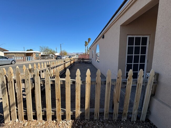 Building Photo - 3br 2ba Home with Garage and Yard near Rot...