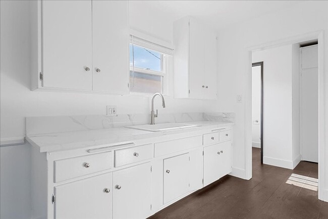 Photo - 107 S Aviation Blvd Unidad FRONT