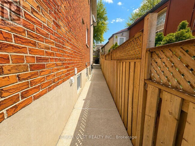 Photo - 355 Silverthorn Ave