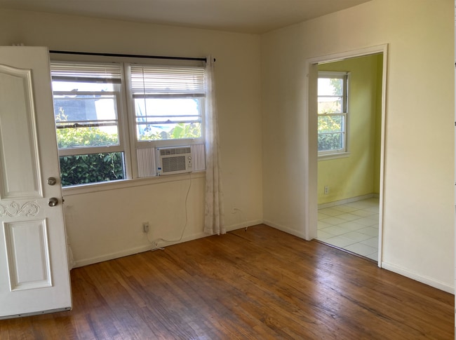 living room - 2019 19th St Unit B
