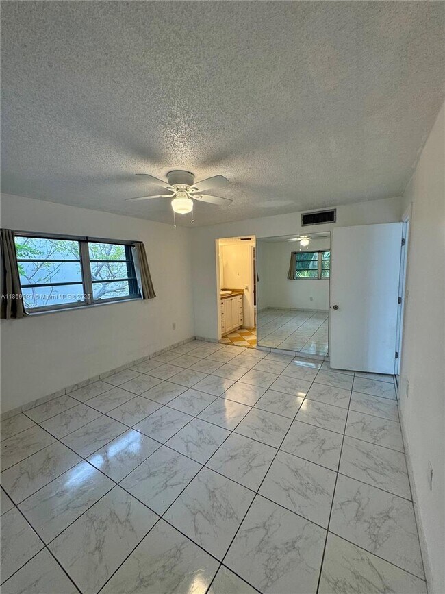 Photo - 1900 Meridian Ave Unidad 301