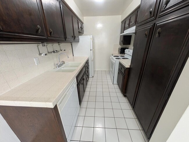 Building Photo - 12235 Pacific Ave Rental