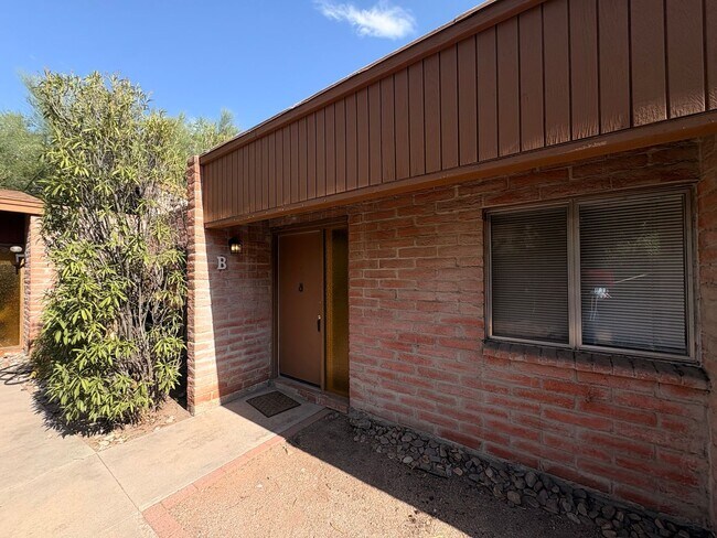 Building Photo - 3708 N Country Club Rd Unit 3708B