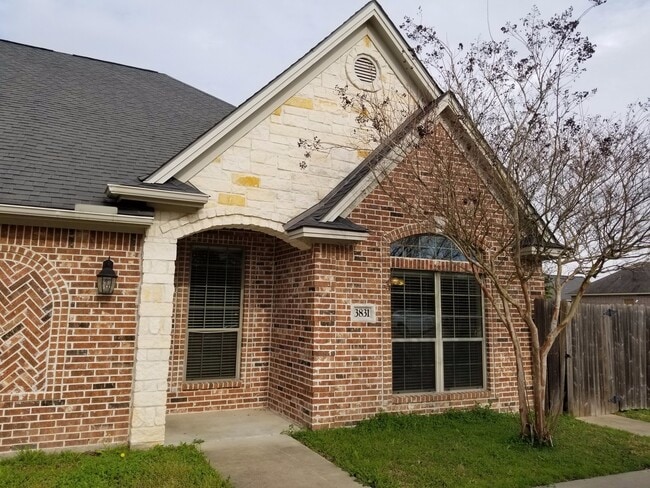 Photo - College Station - 3 Bedroom - 3 Bath - Duplex - Fenced Yard.