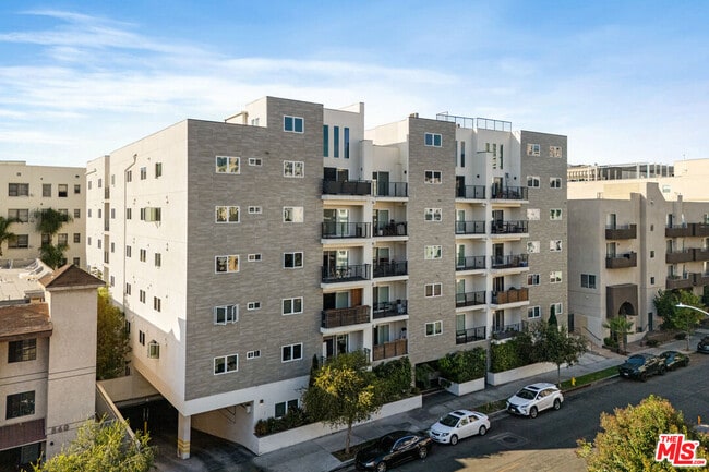 Building Photo - 837 S Harvard Blvd Unit 302