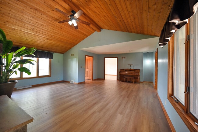Photo - 202 Lac La Belle Dr