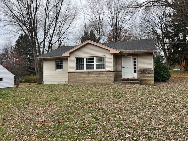 Building Photo - Spacious Kent Ranch w/ Finished Basement & 2-Car Garage