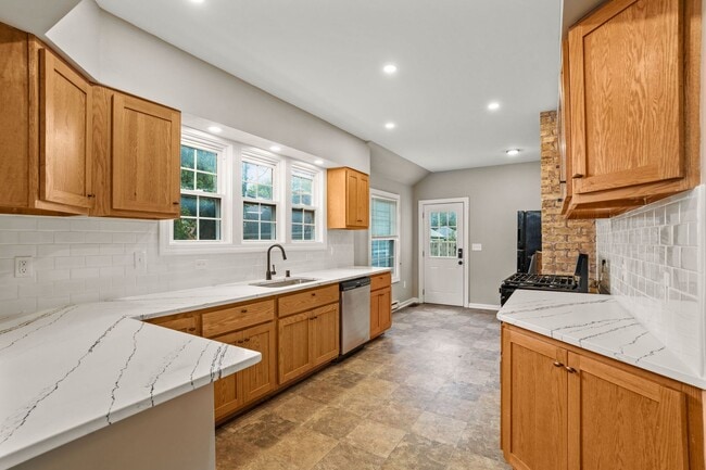 Photo - Rare Kenwood Townhome, Across from Campus