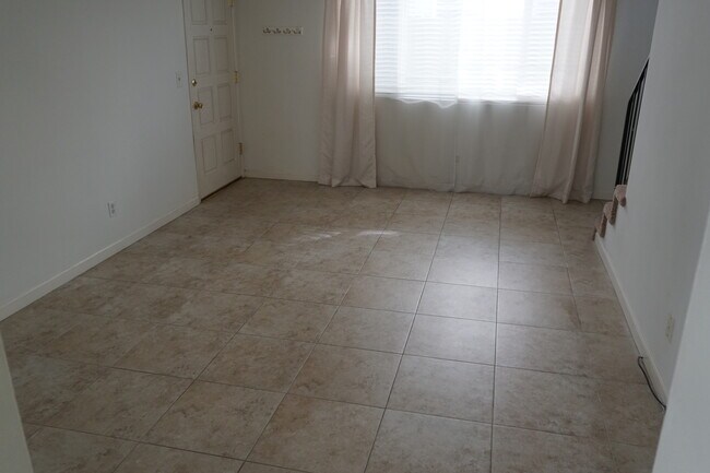 LIving - 2409 Harriman Ln Unit B